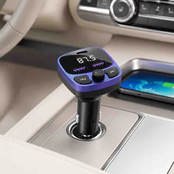 FM transmiter za auto s Bluetoothom i ljubičastim osvjetljenjem