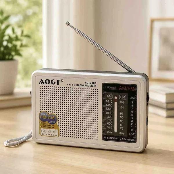 Mali retro radio sa skalom, antenom i trakom za nošenje